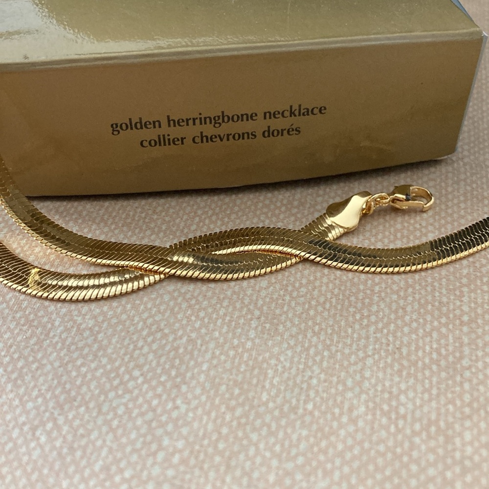 Avon Vintage Herringbone Flat GoldTone 18 inch Necklace
| NIB N6 - Picture 9 of 11
